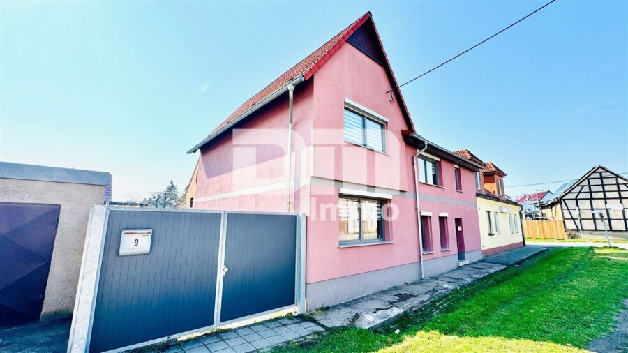 Schönes Wohnhaus mit Doppelgarage, Terrasse und Nebengelass in Traumlage - Frontansicht